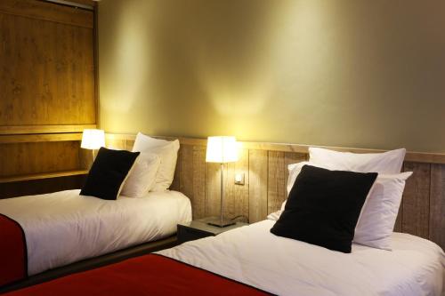 Кровать или кровати в номере Hotel Edelweiss