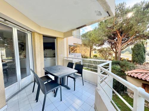 F2 avec terrasse et parking privé à Fréjus