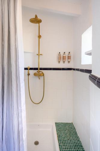 a bathroom with a tub and a shower with a shower curtain at Mongofre Agroturismo in Mahón