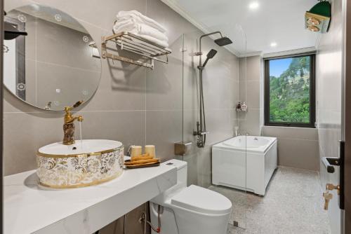 a bathroom with a sink and a toilet and a mirror at Tam Coc Valley Hideaway in Vũ Lâm