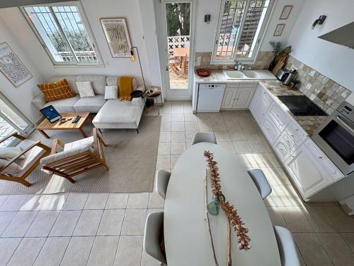 Bohème Beach Villa with seaview & private garden, Antheor