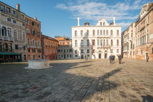 a group of people walking through a city street at Cà della Trifora in Venice