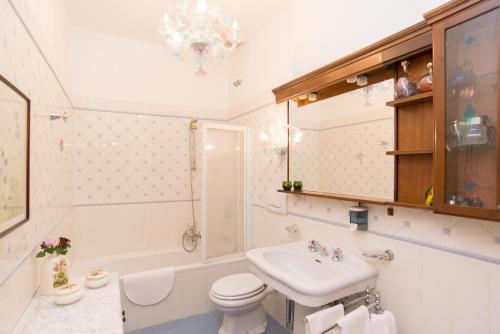 a bathroom with a sink and a toilet and a tub at Cà della Trifora in Venice