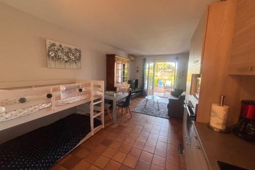 Garden studio with terrace 600m from the port