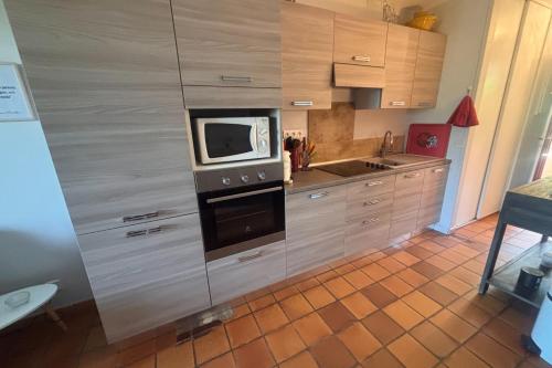 Garden studio with terrace 600m from the port