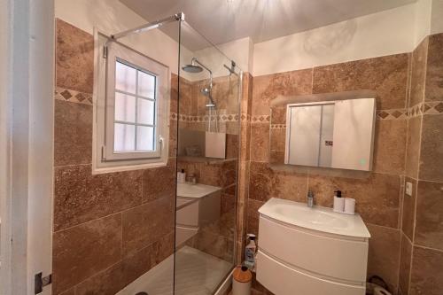 Garden studio with terrace 600m from the port