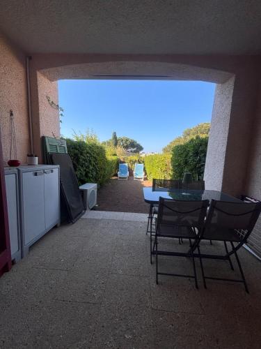 Garden studio with terrace 600m from the port