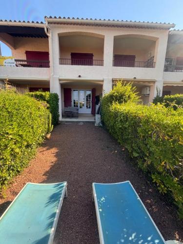 Garden studio with terrace 600m from the port
