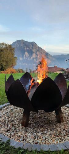 eine Feuerstelle vor einem Lagerfeuer in der Unterkunft Inspiration - zwei Terrassen, Seeblick, privater Garten in Altmünster