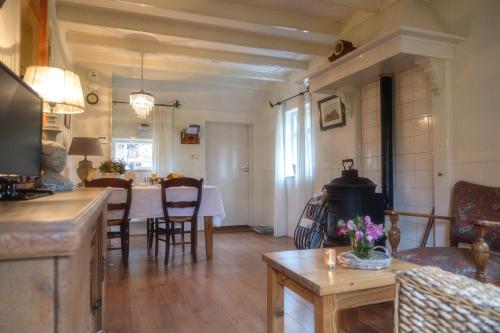 un salon avec une cuisine et une salle à manger dans l'établissement Oes-Tilber, à Zweeloo