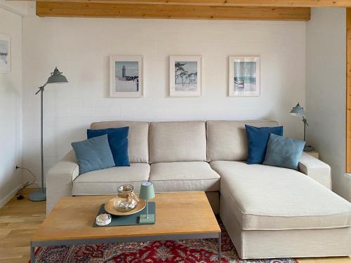 a living room with a couch and a coffee table at Steuerbord in Prerow