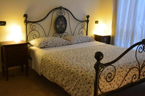 sypialnia z łóżkiem, 2 lampami i oknem w obiekcie Villa Regina w Amelii