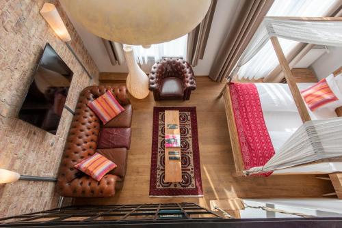 an overhead view of a living room with a couch at Lulu Guldsmeden in Berlin