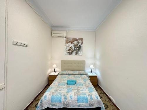 a bedroom with a bed and a painting on the wall at Rooms Diputacion in Barcelona