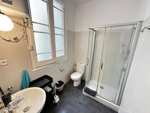 a bathroom with a shower and a sink and a toilet at Rooms Diputacion in Barcelona