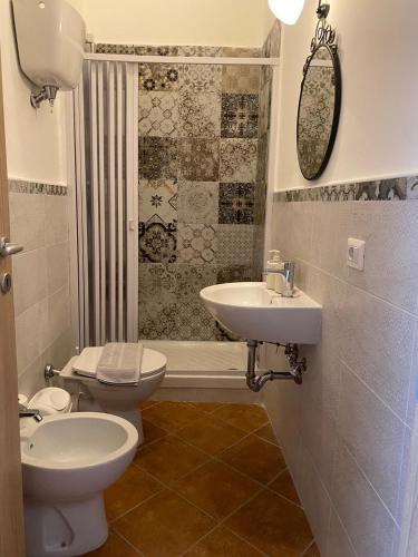 ein Badezimmer mit Toilette, Waschbecken und Dusche in der Unterkunft DaLiù in Itri