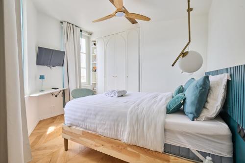 ein Schlafzimmer mit Bett und Deckenventilator in der Unterkunft C'Châtelet in Chartres