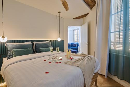 ein Schlafzimmer mit einem großen Bett und einem Tisch mit Kerzen. in der Unterkunft C'Châtelet in Chartres