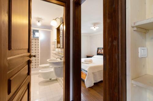 a bathroom with a toilet and a bed in a room at La Mansarda di Cecè in Ostuni