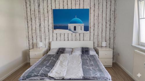 a bedroom with a bed with a blue dome on the wall at Lake FeWo Santorini in Oberteuringen