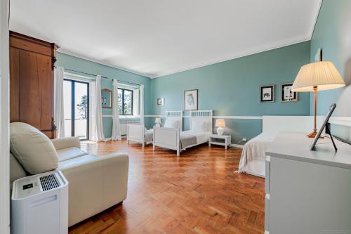 a living room with blue walls and a white couch at Quinta da Paciencia in Sintra
