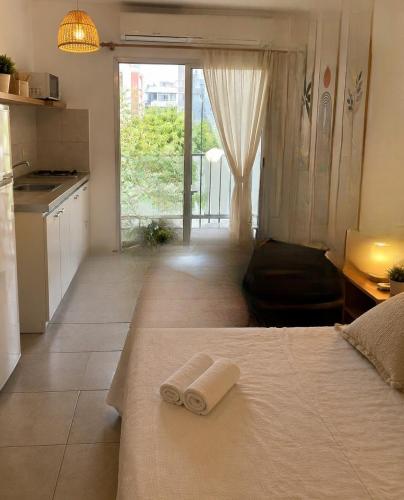 Habitación estudio con baño compartido