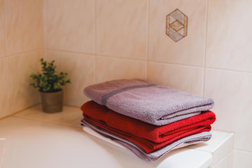a pile of towels sitting on a counter in a bathroom at Ferienwohnung Alpenwelt in Mittenwald