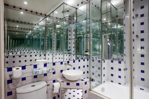 パリにあるFaubourg Chicのシャワー、トイレ、洗面台のある浴室