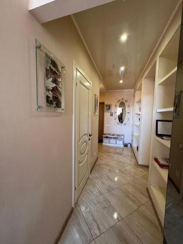 a hallway with a white door in a room at Classic Contemporary Apartament in Chişinău