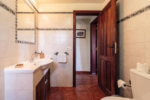 a bathroom with a sink and a toilet at Los Hondos in Garafía