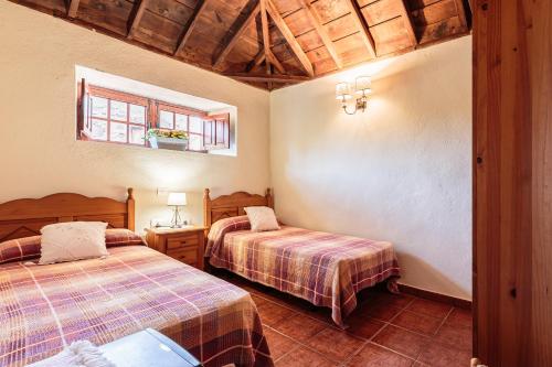 a bedroom with two beds and a window at Los Hondos in Garafía