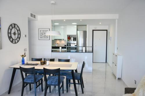 Η κουζίνα ή μικρή κουζίνα στο Infinity View by Mar Holidays - Arenales del Sol