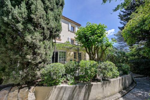 Elegant Villa with Heated Pool in Aix-en-Provence