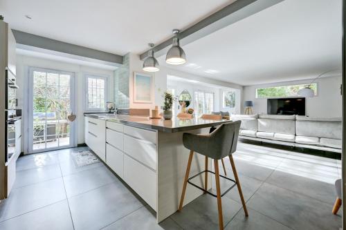 Elegant Villa with Heated Pool in Aix-en-Provence