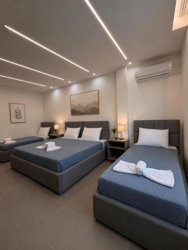 two beds in a room with two beds sidx sidx sidx sidx at Aura Rooms in Delvinë