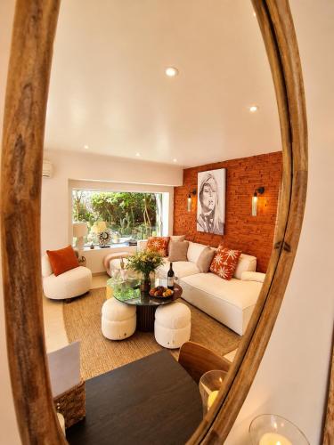 a living room with a couch and a table at Solenzia, appartement luxueux à 100m de la plage in Saint-Tropez