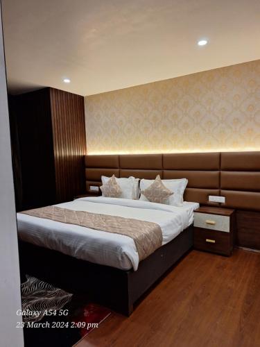 a bedroom with a large bed in a room at Rufina Pinasa Residency in Gangtok