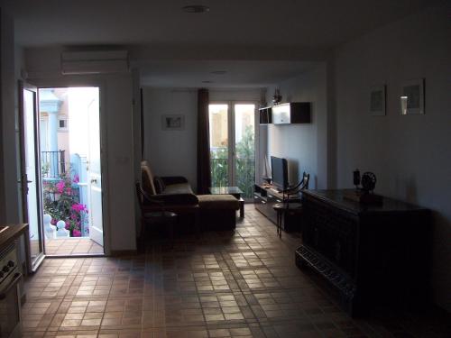 a living room with a couch and a chair at Apartamento Caballo Sherry in El Puerto de Santa María
