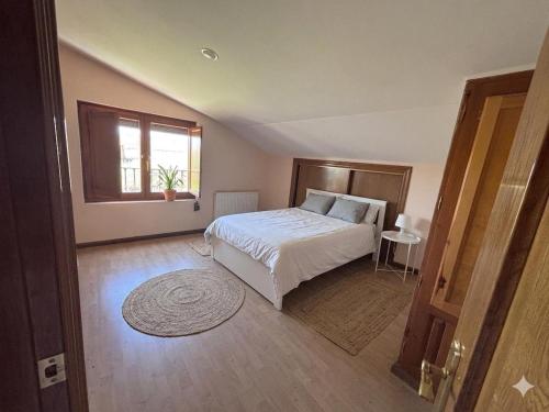 a bedroom with a white bed and a window at Casa Familiar Mazalvete in Mazalvete
