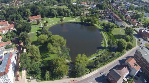 an aerial view of a lake in a city at Hotel und Restaurant Röbler Thor in Wittstock