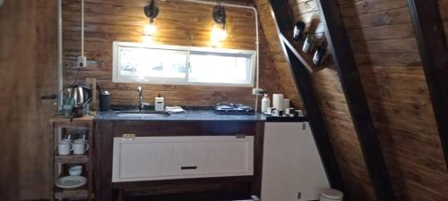 a small kitchen with a sink and a window at Cabaña Capitán Viruta in Rosario