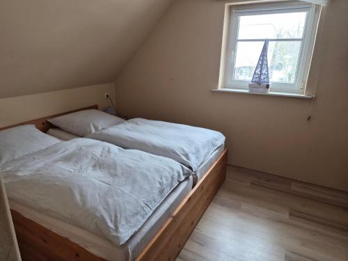 a bedroom with two beds and a window at Ferienwohnung Am Spröckel in Bleckede