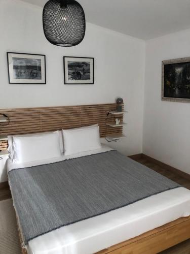 a bedroom with a large bed in a room at Casita la 'Dore in Cariño