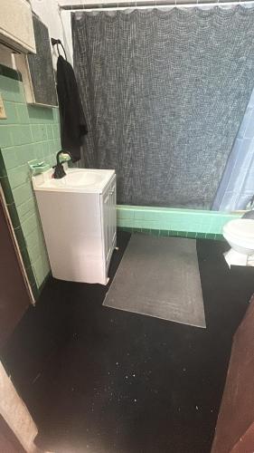 a bathroom with a sink and a toilet at Casa-Museo centro de Caguas in Caguas