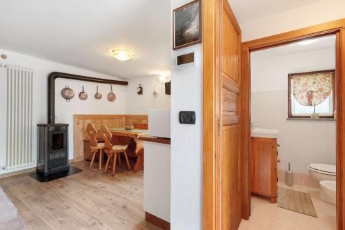 a kitchen and dining room with a stove at Petit Logement Cerise L'écrin d'Ari in Cerise