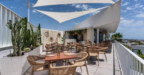 Sea-View Penthouse and Infinity Pool, Estepona