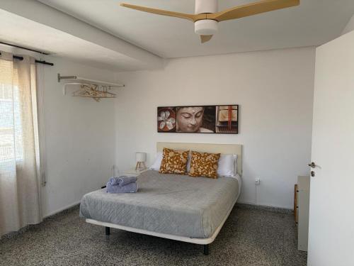 a bedroom with a bed and a ceiling fan at La Cantora in Sagunto