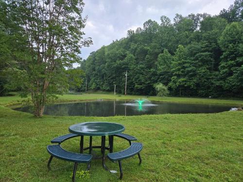 Cozy artsy cabin between Pigeon Forge & Gatlinburg w hot tub photo 23