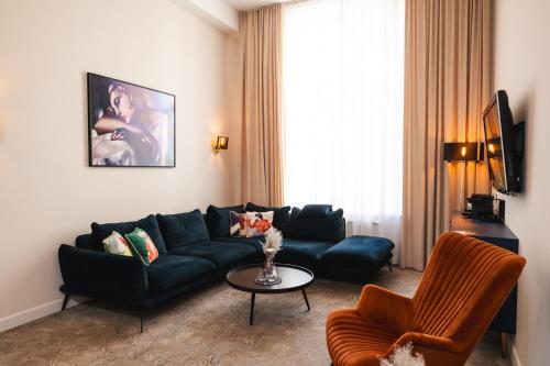ein Wohnzimmer mit Sofa und Tisch in der Unterkunft Focus Hotel Łódź in Łódź