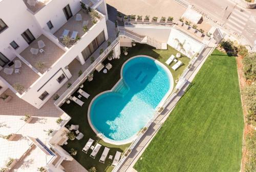 an overhead view of a swimming pool in a yard at ARBORIS BELLI Hotel in Alberobello